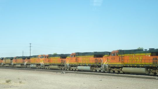 09-096 - 5 Locomotives trainant wagons marchandises